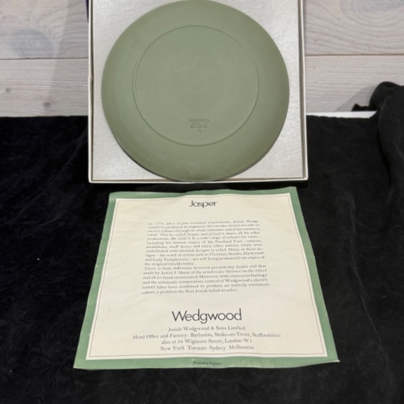 Vtg Wedgwood Jasper Sage Green Mother Plate 1972 With Pamphlet Made In England - Picture 5 of 8